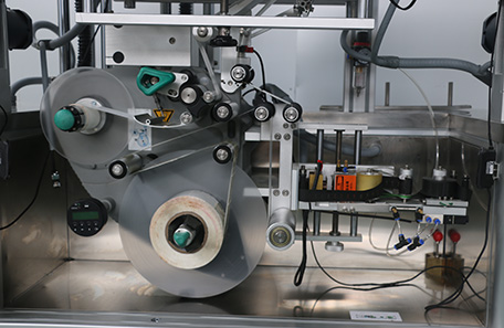 嬰兒尿布上下面貼標(biāo)機(jī)