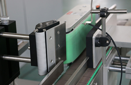 洗發水立式圓瓶貼標機