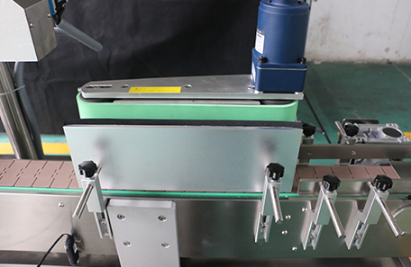 潤滑油雙面貼標機