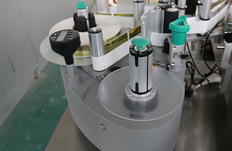 飲料定點定位貼標機