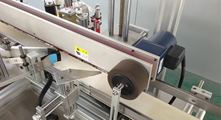 封口貼標機里的軟毛刷的作用是什么？